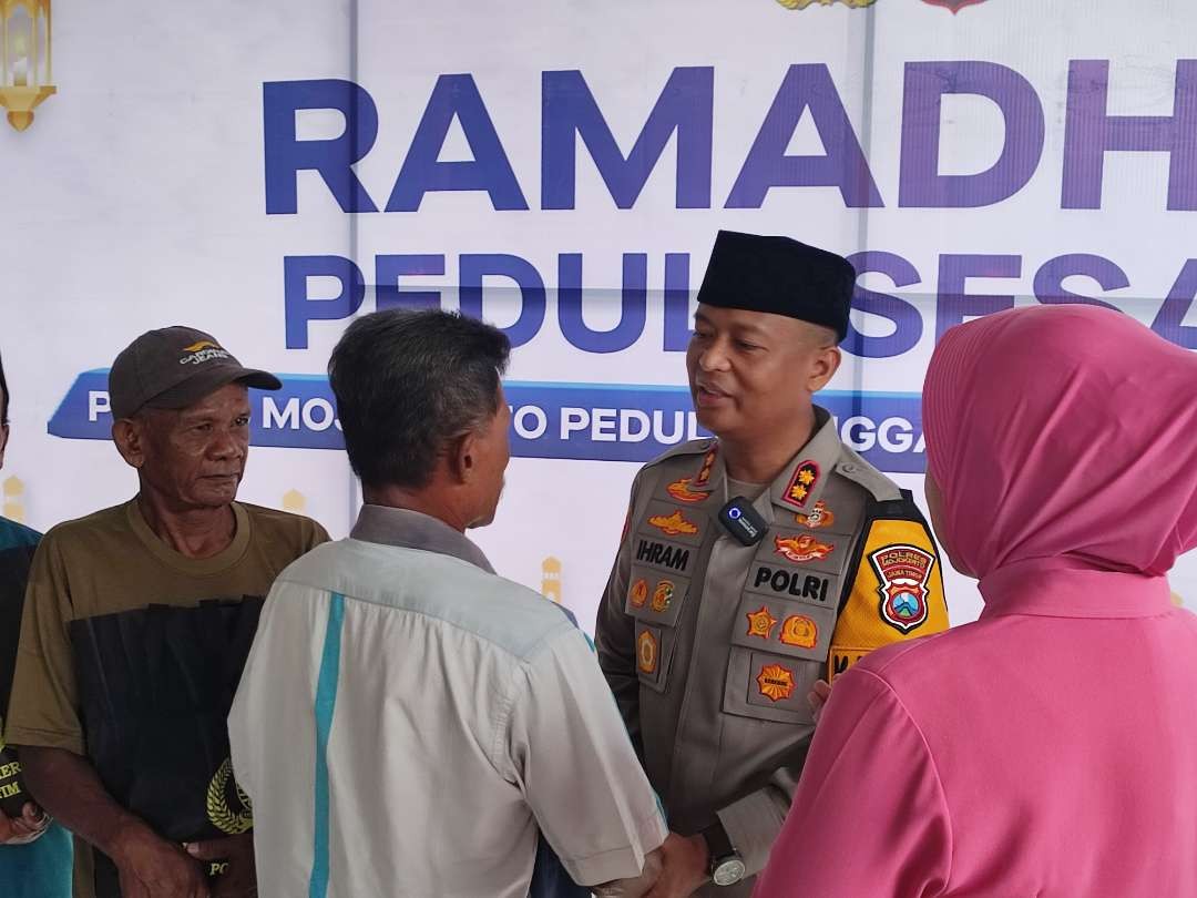 Kapolres Mojokerto AKBP Ihram saat berbincang dengan salah satu penggali kubur.(Foto: Deni Lukmantara/Ngopibareng.id)