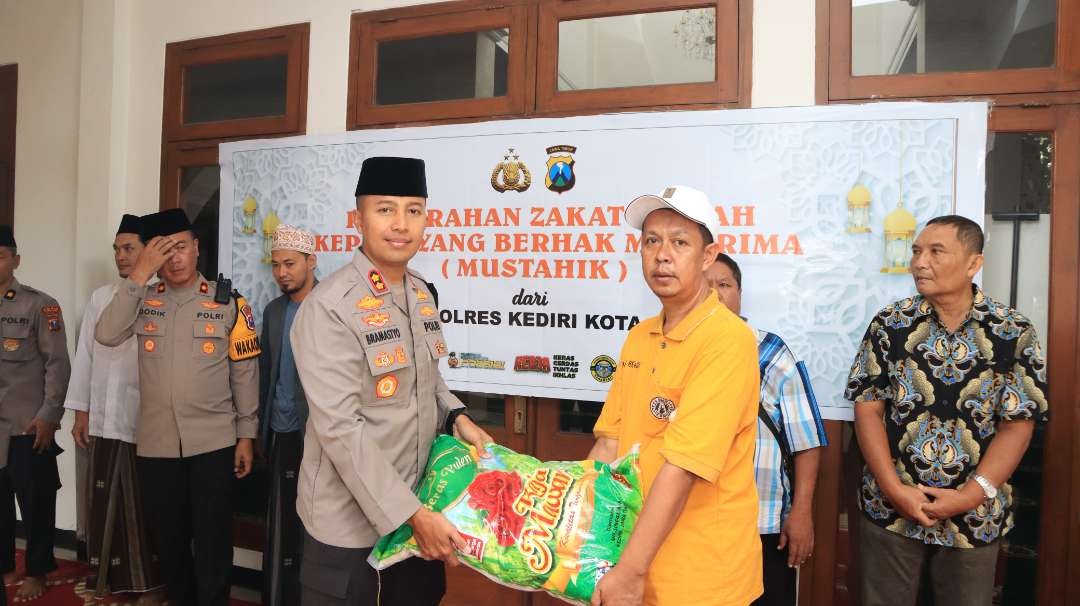 Polres Kediri Kota melaksanakan kegiatan Penyerahan Zakat Fitra kepada yang berhak menerima (mustahik).Penyerahan zakat dilakukan di Masjid Baiturrahim, Polres Kediri. (Foto: Istimewa)