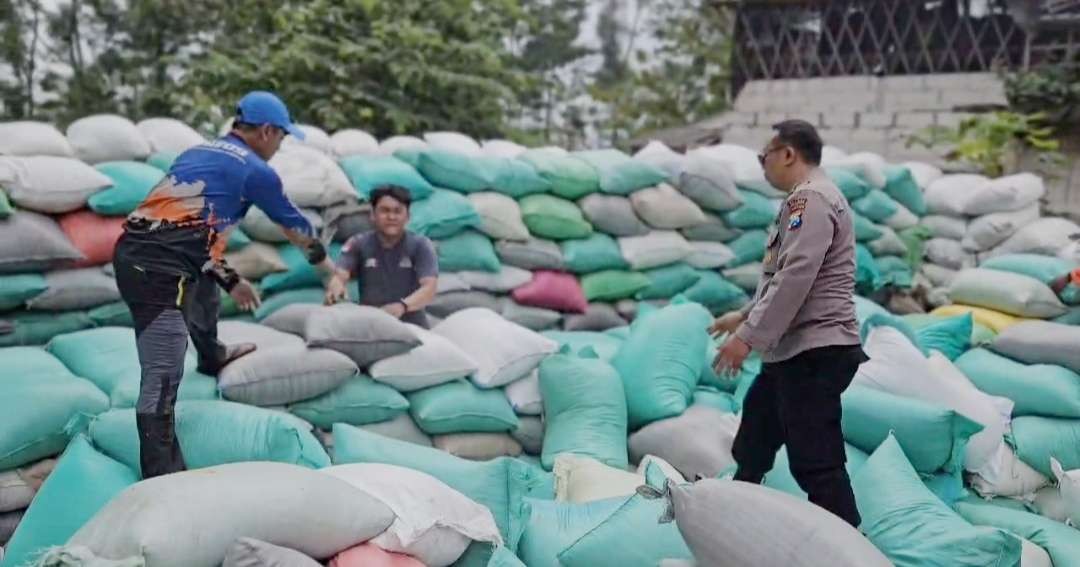 Polisi dan relawan menambah diding di jalur maut Pacet Mojokerto, Jawa Timur. (Foto: Istimewa)