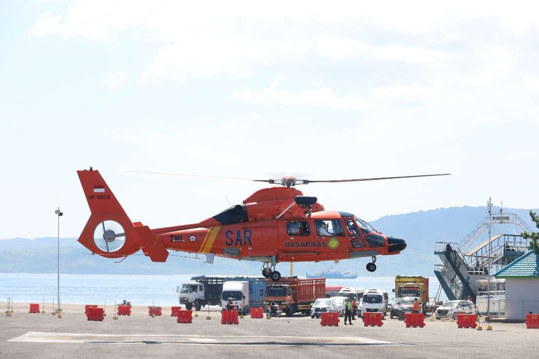 Komandan Lanal Banyuwangi Letkol Laut (P) Hafidz bersama Forkopimda dan Basarnas melakukan patroli udara untuk memantau arus mudik di sekitar selat Bali. (Foto: Istimewa)