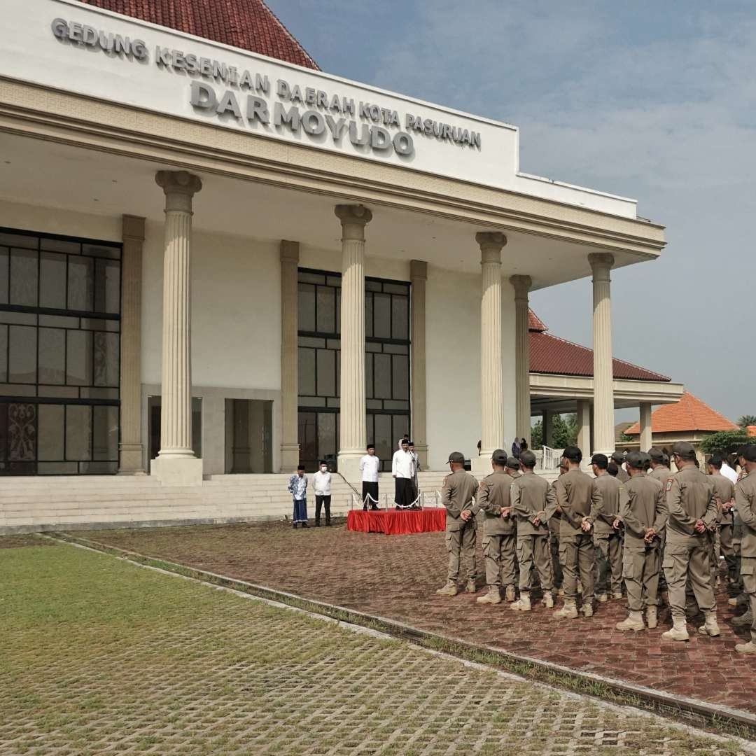 Walikota Pasuruan Saifullah Yusuf (Gus Ipul) memimpin apel bersama Satuan Polisi Pamong Praja (Satpol PP) Kota Pasuruan pada Jumat, 5 April 2024 pagi di Lapangan Gedung Kesenian Darmoyudo. (Foto: Pemkot Pasuruan)