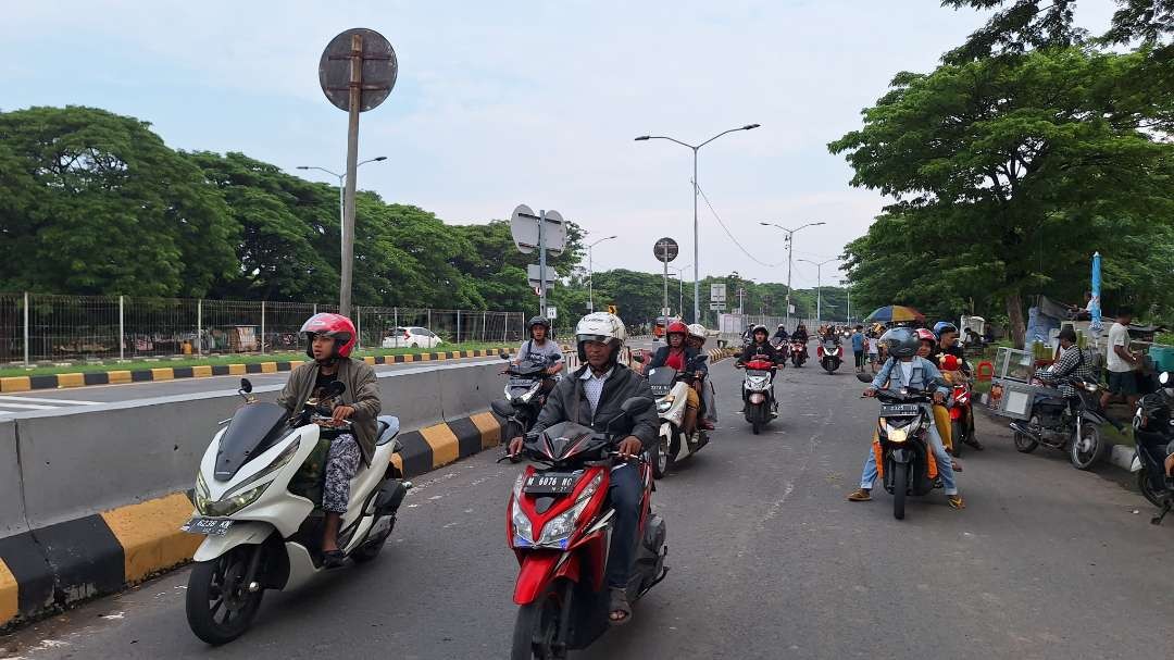 Suasana lalu lintas di sekitar kawasan Jembatan Suramadu, dua hari jelang hari raya Idulfitri 1445 Hijiriah, Senin 8 April 2024. (Foto: Julianus Palermo/Ngopibareng.id)