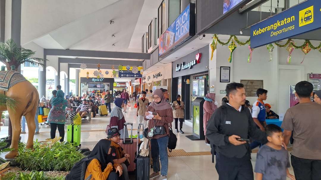 Suasana Stasiun Surabaya Gubeng, yang masih dipadati oleh para penumpang, dua hari jelang hari raya Idulfitri 1445 H. (Foto: Julianus Palermo/Ngopibareng.id)