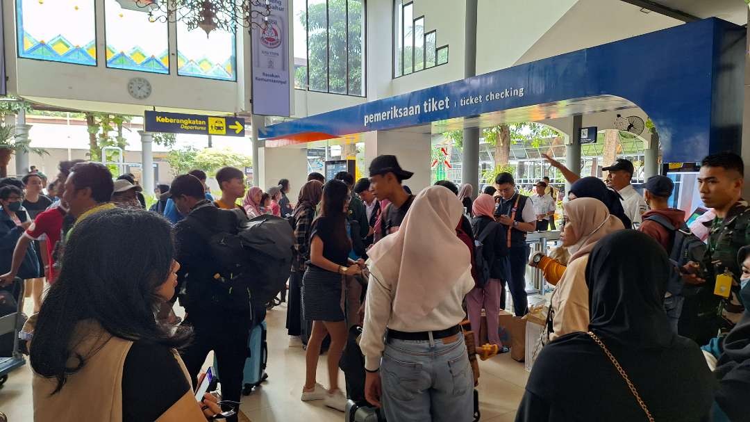 Suasana keberangkatan di Stasiun Surabaya Gubeng, dua hari jelang hari raya Idulfitri 1445. (Foto: Julianus Palermo/Ngopibareng.id)