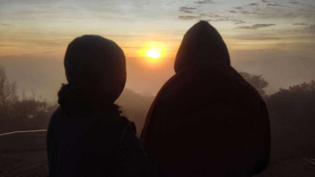 Pengunjung menikmati terbitnya fajar di Puncak P30. (Foto: Fariz Yarbo/Ngopibareng.id)