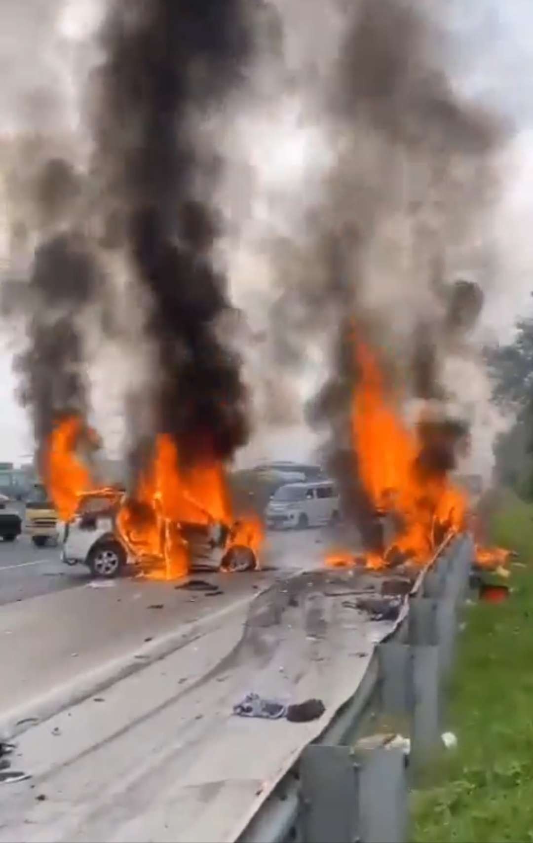 Kecelakaan maut KM 58 Tol Cikampek, dua unit mobil terbakar hingga korban tewas, Senin 8 April 2024. (Foto: Tangkapan layar video)