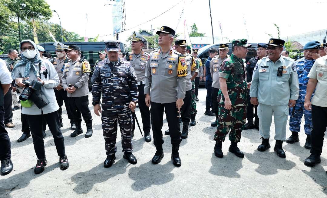 Kapolda Jatim, Irjen Pol Imam Sugianto dan jajaran Forkopimda Jatim mengecek arus mudik di Tol Ngawi, Senin 8 April 2024. (Foto: Istimewa)