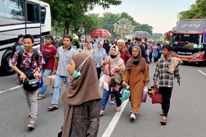 Ilustrasi warga mudik ke kampung halaman dengan memanfaatkan bus gratis. (Foto: Asmanu Sudarso/Ngopibareng.id)