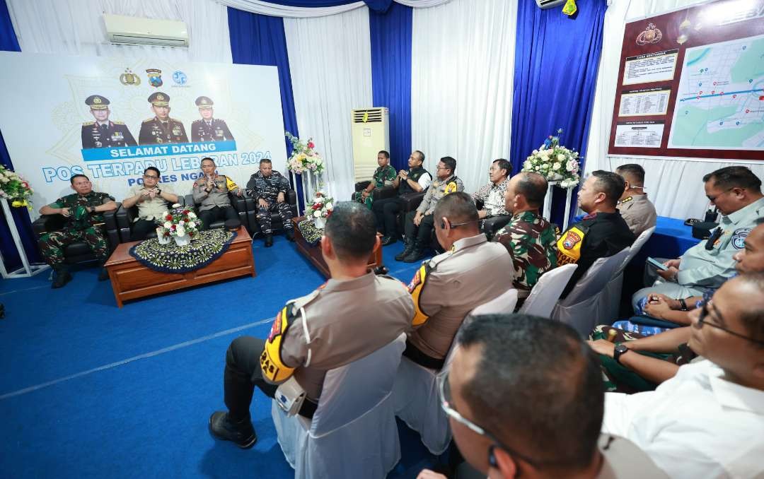 Kapolda Jatim, Irjen Pol Imam Sugianto saat meninjau posko pengamanan di Ngawi. (Foto: Istimewa)