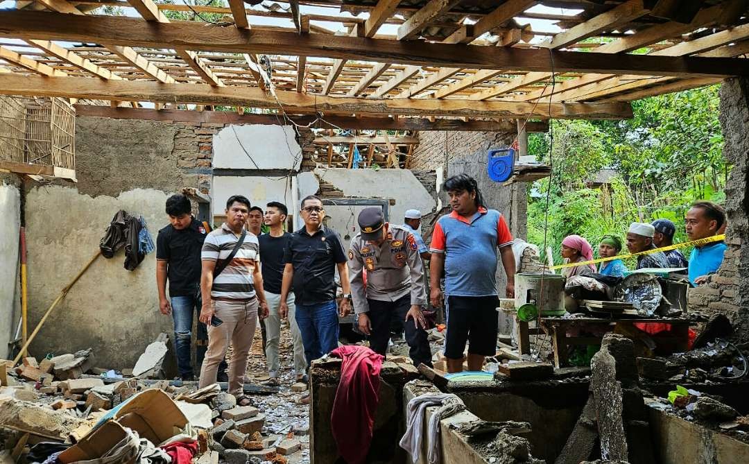 Satreskrim Polres Bondowoso melakukan olah TKP ledakan serbuk petasan merusak rumah dan mengakibatkan dua penghuni kakek dan cucu luka bakar serius.(Foto: Guido/Ngopibareng.id)