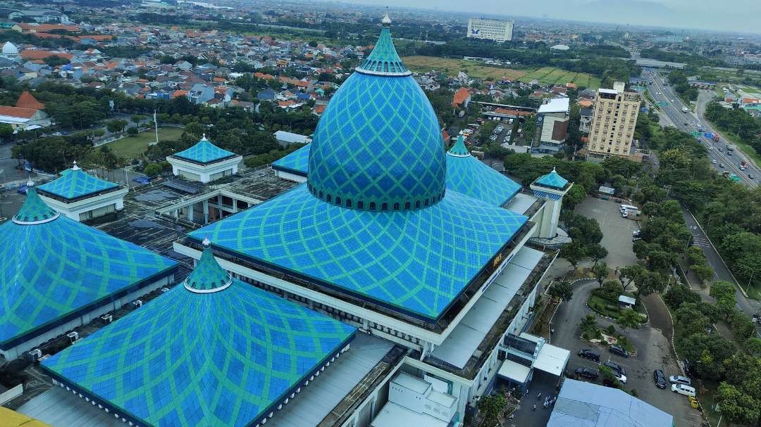 Pemandangan Masjid Nasional Al-Akbar dari menara. (Foto: Fariz Yarbo/Ngopibareng.id)