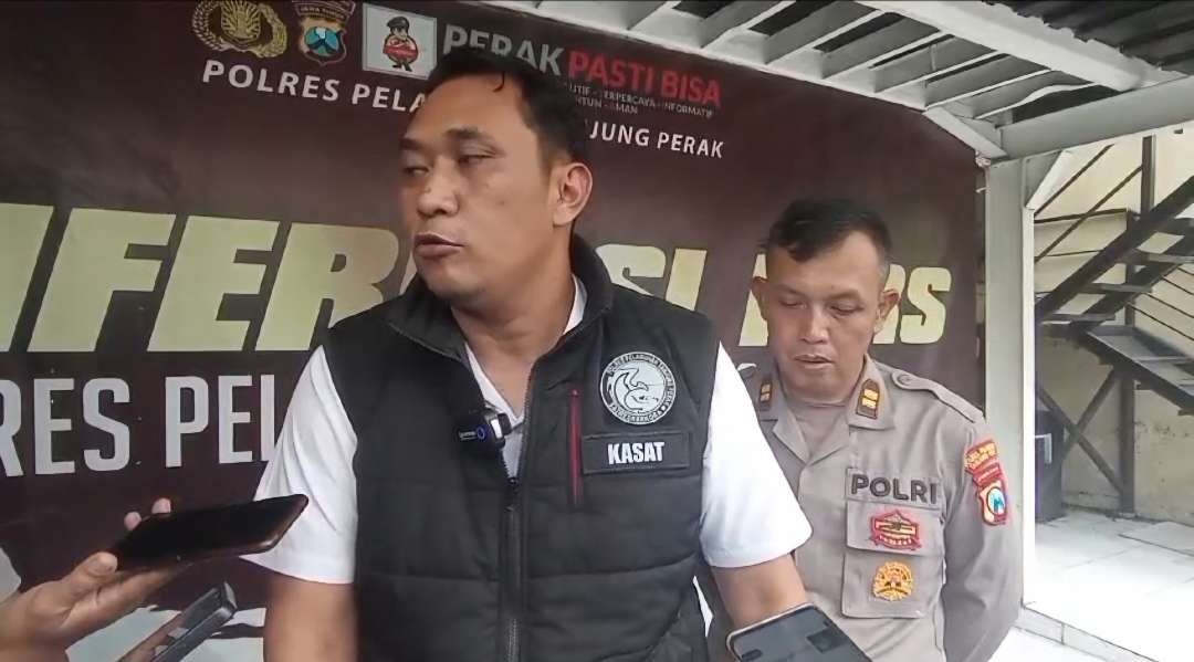 Kasatreskrim Polres Pelabuhan Tanjung Perak Iptu Muhamad Prasetyo, saat menjelaskan hasil pengungkapan kasus selama Operasi Pekat Semeru 2024 berlangsung. (Foto: Julianus Palermo/Ngopibareng.id)