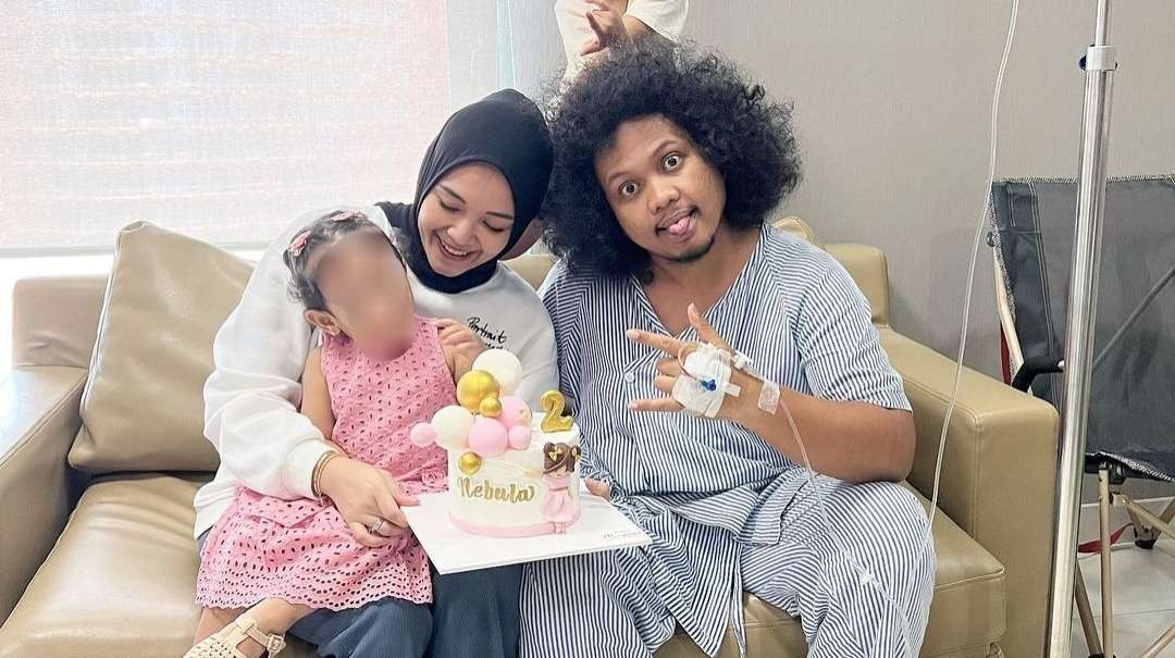 Babe Cabita saat menjalani perawatan medis ditemani istri dan kedua anaknya. (Foto: Instagram)