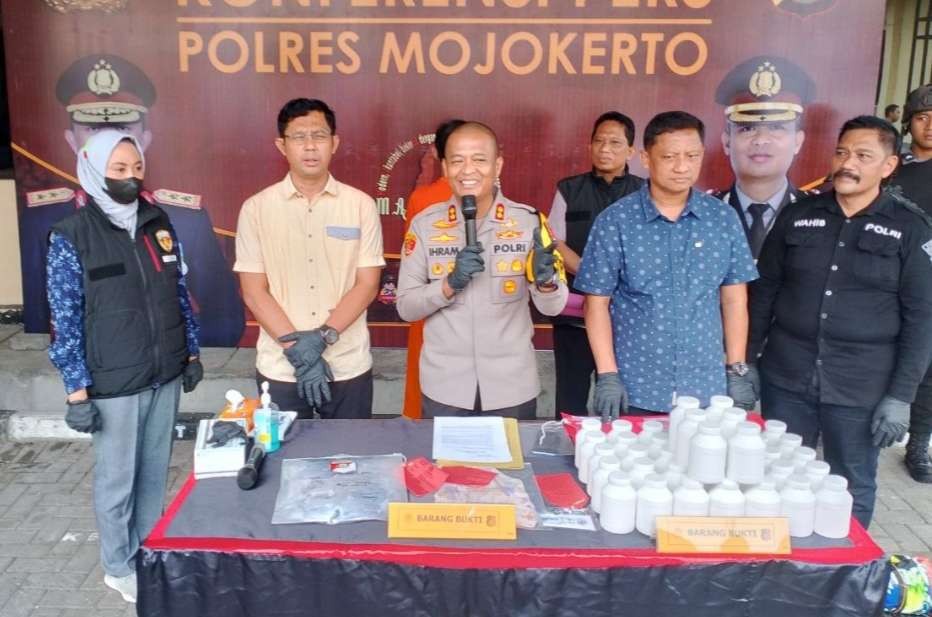 Konferensi pers ungkap kasus pembuang bayi di Mojokerto.(Foto Deni Lukmantara/Ngopibareng)