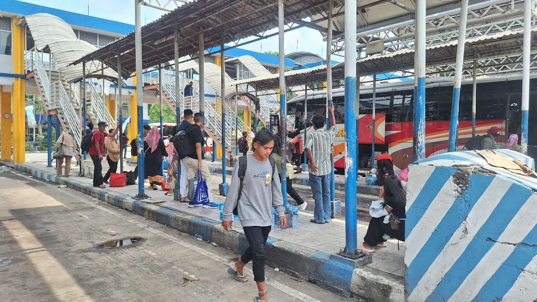 Suasana arus mudik di Terminal Tipe A (TTA) Purabaya, Bungurasih, Sidoarjo. (Foto: Julianus Palermo/Ngopibareng.id)