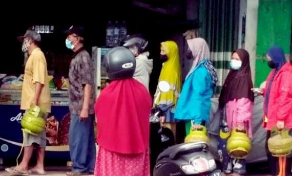 H-1 Lebaran, warga Bondowoso masih antre membeli LPG 3 kg di agen resmi. (Foto: Guido Saphan/Ngopibareng.id)