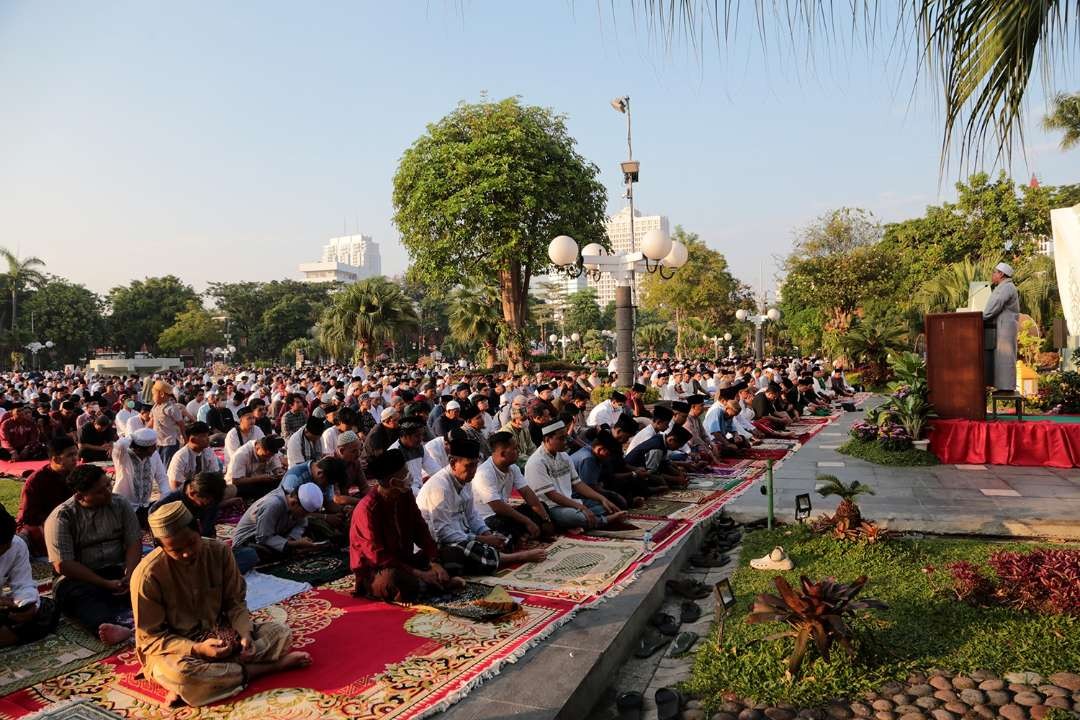 Ilustrasi Salat Ied di Balai Kota Surabaya tahun lalu. Lebaran kali ini akan digelar Rabu, 10 April 2024 pukul 06.00 WIB. (Foto: Humas Pemkot Surabaya)