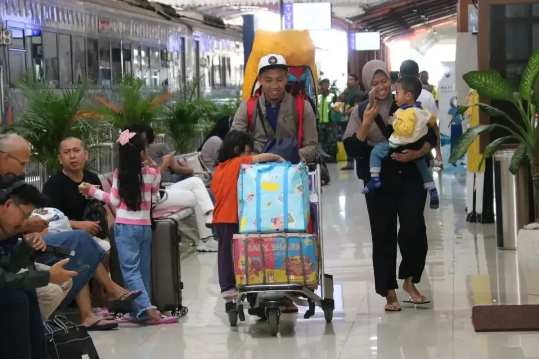 PT KAI (Pesero) Daop 7 Madiun mencatat sebanyak 10.488 pemudik tiba di sejumlah stasiun wilayah daop setempat pada H-1 Idul Fitri 1445 H. (Foto: Dok KAI Madiun)