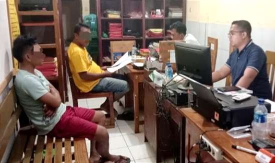 Kakak adik menjadi calo tiket kapal feri di Pelabuhan Jangkar Situbondo. Mereka diperiksa intensif penyidik Satreskrim Polres Situbondo, Jawa Timur. (Foto: Dokumentasi Satreskrim Polres Situbondo)