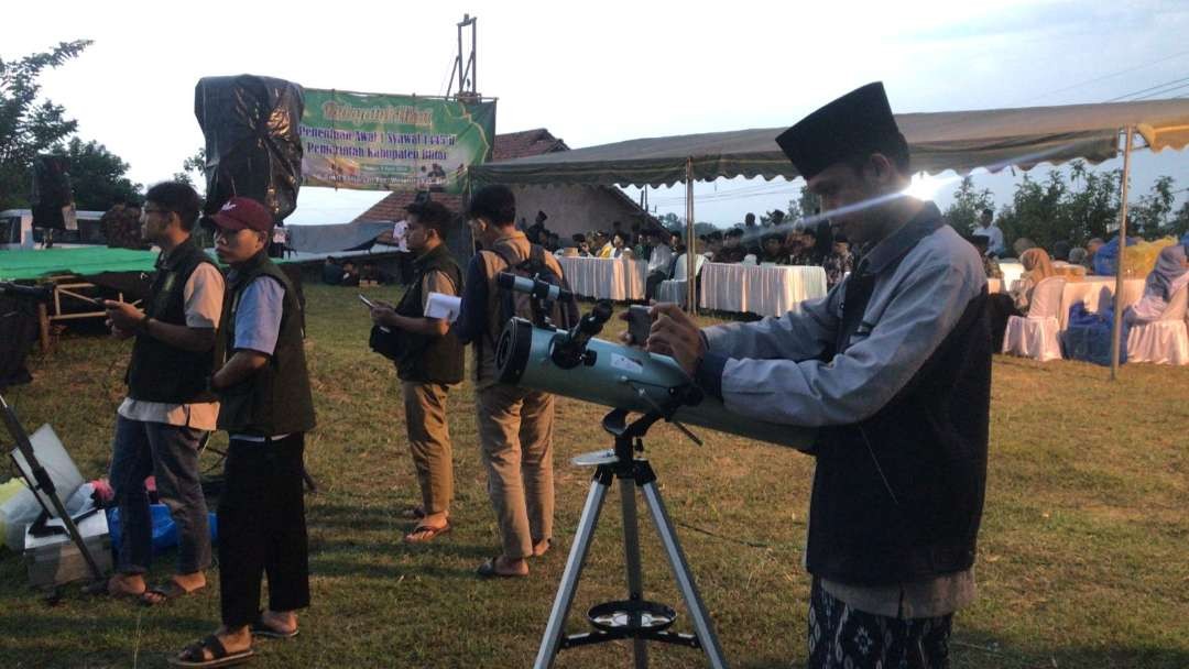 Tim Falakiyah dari berbagai Ormas saat memantau Hilal di Bukit Banjarsari Desa Banjarsari  Kecamatan Wonotirto Kabupaten Blitar Selasa 9 April 2024. (Foto: choirul anam/ngopibareng.id)