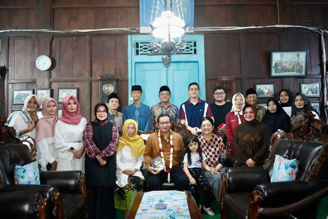 Bupati Kediri Hanindhito Himawan Pramana bersama ayahnya, Menteri Sekretaris Kabinet (Menseskab) Pramono Anung dan keluarga mengunjungi Situs Ndalem Pojok di Kecamatan Wates Kediri. (Foto: Istimewa)