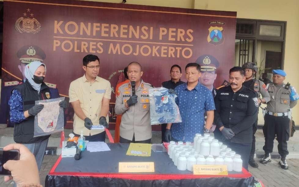 Konferensi pers ungkap kasus pelaku pembuang bayi di Mojokerto.(Foto: Deni Lukmantara/Ngopibareng)