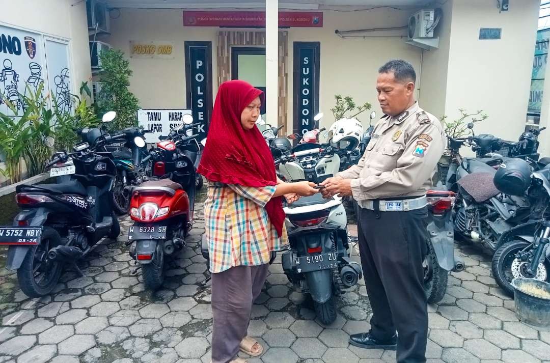 Warga Sidoarjo saat menitipkan barang di Polsek Sukodono (Foto: Aini/Ngopibareng.id)