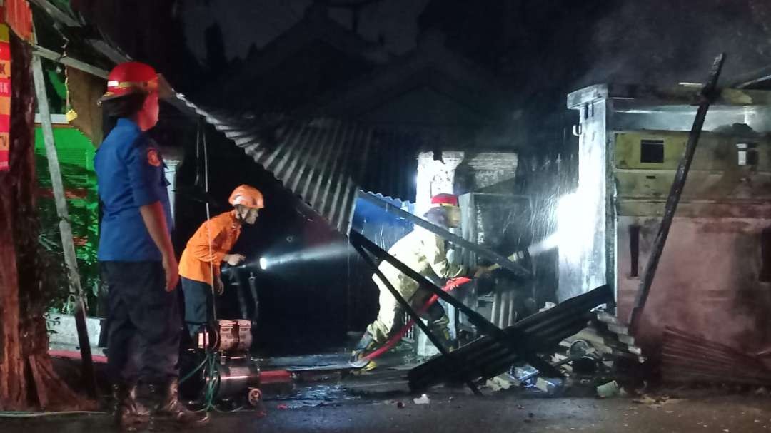 Rumah dan Pom mini di Jalan Hasanudin, Kauman Kecamatan Kota Kabupaten Bojonegoro ludes terbakar pada Selasa malam 9 April 2024. (Foto: sujatmiko/ngopibareng.id)