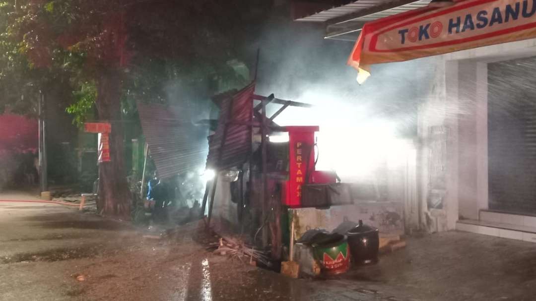 Rumah dan Pom mini di Jalan Hasanudin, Kauman Kecamatan Kota Kabupaten Bojonegoro ludes terbakar pada Selasa malam 9 April 2024. (Foto: sujatmiko/ngopibareng.id)