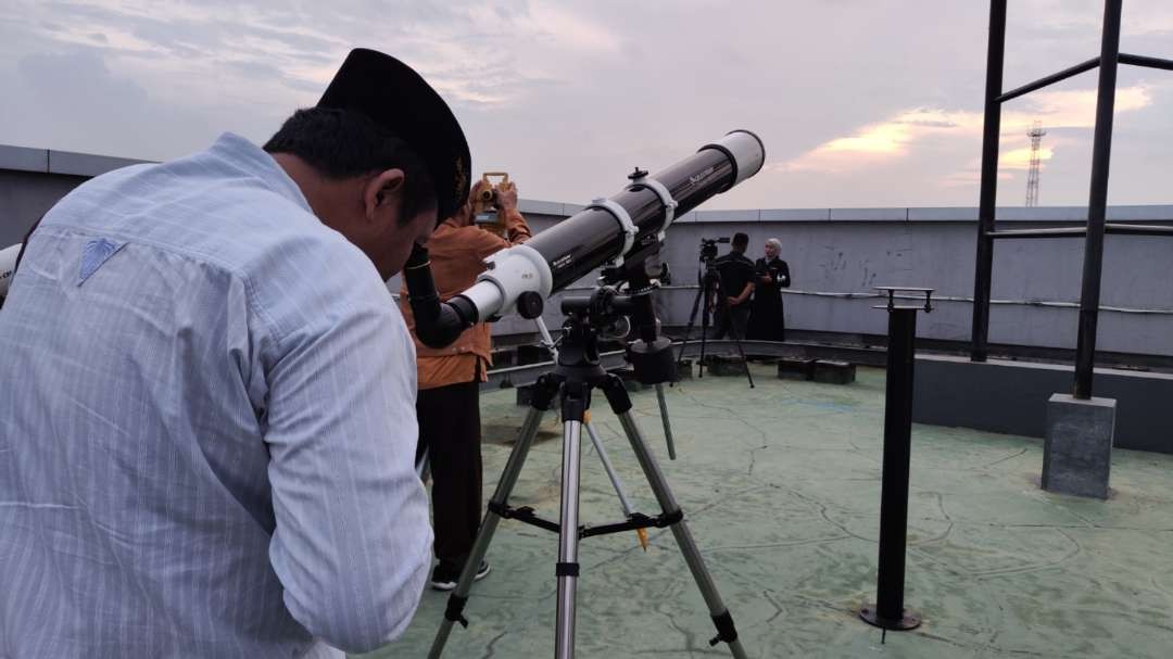 Petugas pemantau hilal saat melakukan pengamatan rukyatul hilal di Gedung Uinsa Tower, Surabaya, Selasa 9 April 2024. (Foto: Fariz Yarbo/Ngopibareng.id)