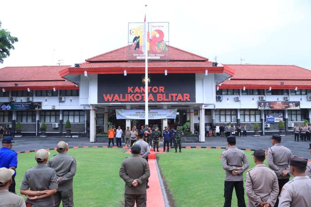 Pemerintah Kota Blitar bersama TNI dan Polri menggelar apel pengamanan malam takbir Tahun 2024. di halaman kantor Walikota Blitar Selasa 9 April 2024. (Foto: choirul anam/ngopibareng.id)