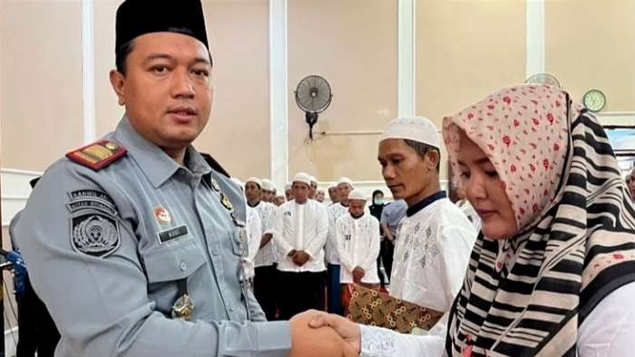 Perwakilan Warga Binaan Pemasyarakatan (WBP) Rutan Situbondo menerima surat keputusan remisi Lebaran 2024 yang diserahkan Kepala Rutan Situbondo, Rudi Kristiawan. (Foto: Hunas Rutan Situbondo)