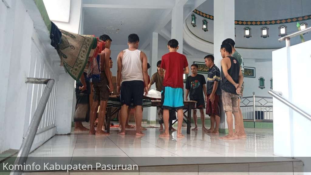 Warga Pasuruan saat memandikan korban banjir. (Foto: Kominfo Pemkab Pasuruan)