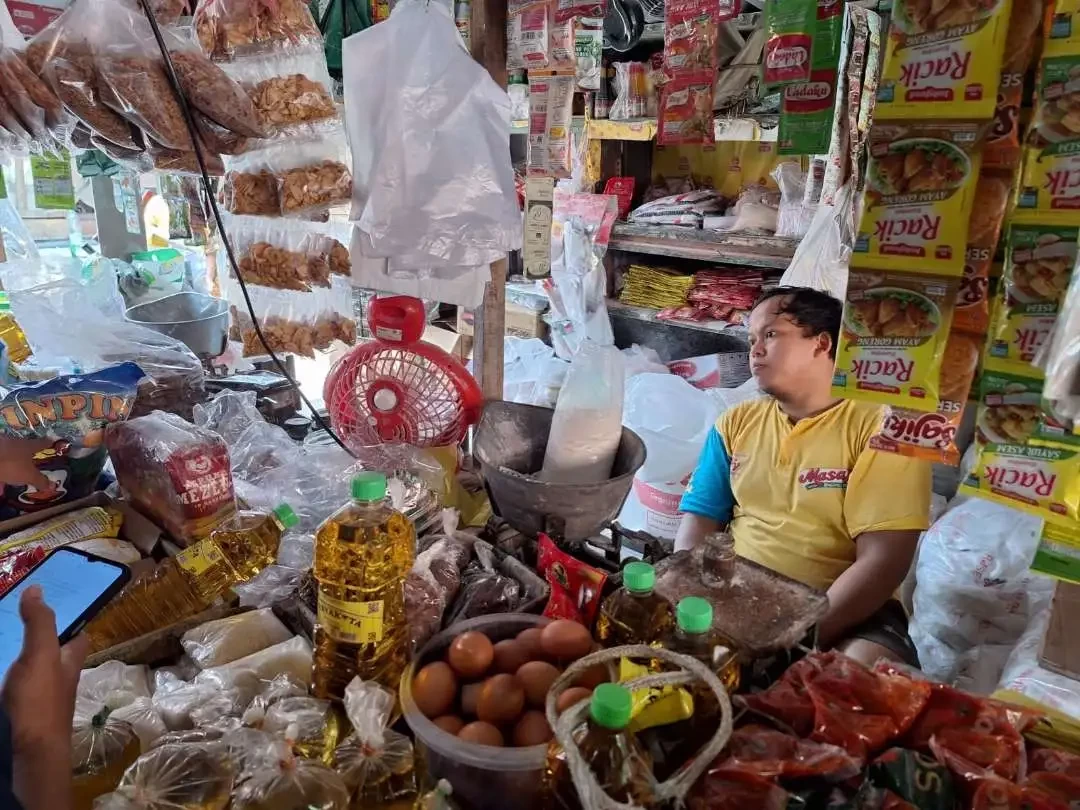 Salah satu pedagang yang tersisa dalam Pasar Pakis, Darmo, Surabaya. Pasar Pakis menjadi salah satu pasar pilot project Pasar Bersih oleh PD Pasar Surya. (Foto: Julianus Palermo/Ngopibareng.id)