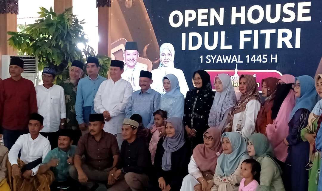 Bupati Situbondo Karna Suswandi didampingi Sekda Wawan Setiawan open house Lebaran 2024 di Pendapat Aryo Situbondo, Kamis 11 April 2024. (Foto: Guido Saphan/Ngopibareng.id)