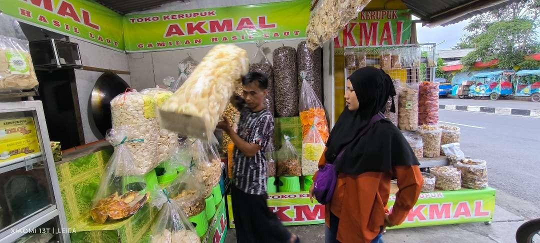 Nikmatnya camilan hasil laut Pantai Kenjeran Surabaya. (Foto: Fendi Lesmana/Ngopibareng.id)