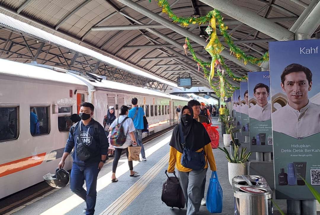 Para penumpang KAI Daop 8 yang hari ini turun di Stasiun Gubeng. (Foto: Pita Sari/Ngopibareng.id)