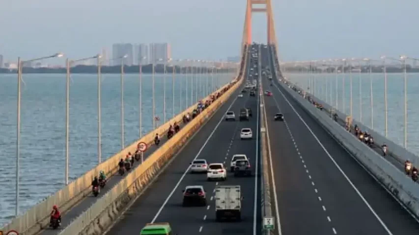 Dua jalur akses Jembatan Suramadu sisi Madura tujuan Surabaya maupun Bangkalan terpantau padat pada H+2 Hari Raya Idul Fitri. (Foto: Ant)