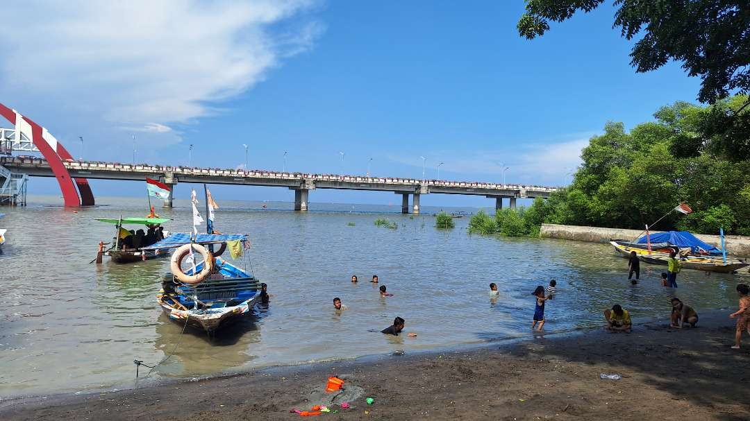 Tampak sejumlah anak sedang berendam di bibir Pantai Taman Hiburan Pantai (THP) Kenjeran, h+2 Idulfitri, Jumat 12 April 2024. (Foto: Julianus Palermo/Ngopibareng.id)