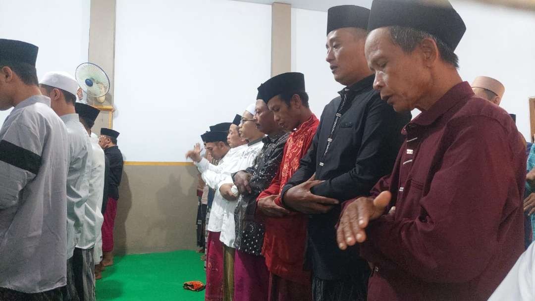 Jemaah Aboge di Desa/Kecamatan Leces, Kabupaten Probolinggo salat Idul Fitri, Jumat pagi, 12 April 2024. (Foto: Ikhsan Mahmudi/Ngopibareng.id)