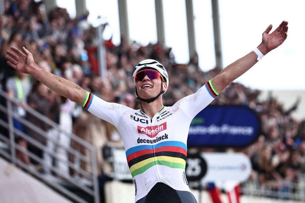 Mathieu van der Poel menjuarai Paris Roubaix 2024 dengan kemenangan solo selama 3 menit. dan mengincar Amstel Gold Race di Belanda. (Foto: Istimewa)