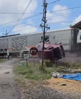 Suzuki Carry nomor polisi N 1157 XL terpental disenggol Kereta Api Argo Semeru di perlintasan tanpa palang pintu di Desa/ Kecamatan Wonoasri, Kabupaten Madiun, Jumat 12 April 2024.(Foto: tangkapan layar)