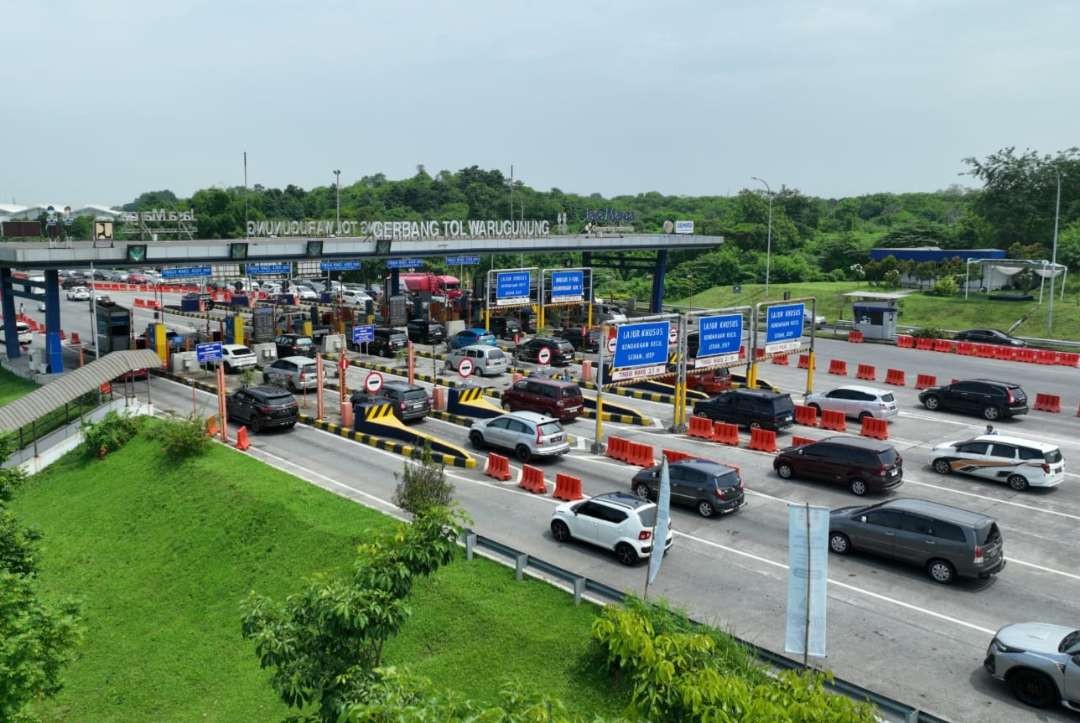 Gerbang Tol Waru Gunung dimana banyak mobil keluar - masuk, arus mudik dan balik Lebaran. (Foto: Dok PT Jasa Marga)