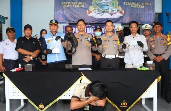 Seorang sopir bus antar kota antar provinsi (AKAP) trayek Blitar-Lampung diamankan petugas gabungan di Terminal Tipe A Gayatri Tulungagung. (Foto" Dok Polres Tulungagung)