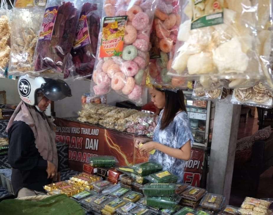 Pusat oleh-oleh di Kelurahan Ketapang, Kecamatan Kademangan, Kota Probolinggo. (Foto: Ikhsan Mahmudi/Ngopibareng.id)