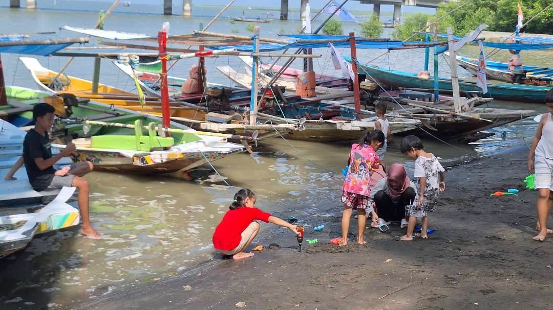 Anak-anak yang sedang bermain di bibir pantai Taman Hiburan Pantai (THP) Kenjeran, pada masa liburan panjang Idulfitri 1445 Hijriah. (Foto: Julianus Palermo/Ngopibareng.id)