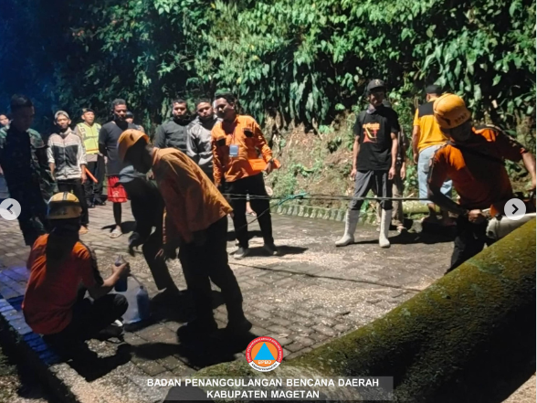 Pohon Anggrung tumbang di area jalan wisata Sarangan, Kelurahan Sarangan, Kecamatan Plaosan, Kabupaten Magetan pada Sabtu malam 13 April 2024. (Foto: dok.bpbd magetan)