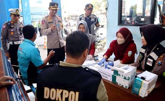 Tim Dokkes Polres dan Dinkes Situbondo tes urine dan cek kesehatan kru bus jelang puncak arus balik Lebaran 2024 di Terminal Situbondo.(Foto:Guido/Ngopibareng.id)