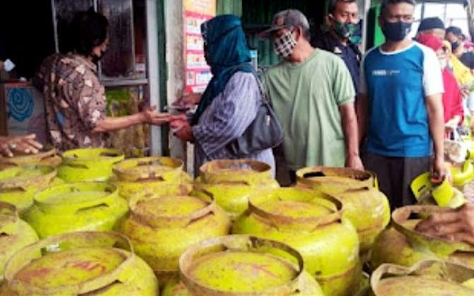 Masyarakat Bondowoso tidak perlu antre lagi membeli LPG 3 kg usai Lebaran 2024. (Foto: Guido Saphan/Ngopibareng.id)