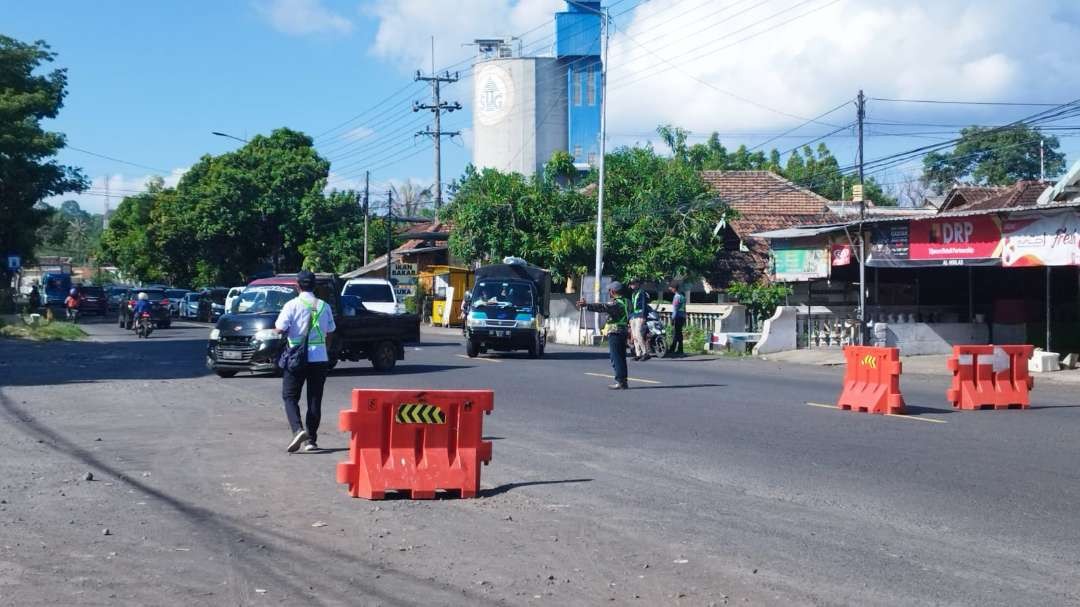 Kendaraan dari arah utara diarahkan masuk ke Terminal Sritanjung untuk dilakukan skrining tiket (foto: Muh Hujaini/Ngopibareng.id)